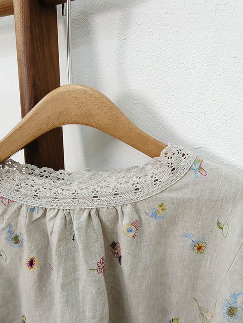 Camisa de mujer con cuello de encaje de ramio y bordado floral de primavera