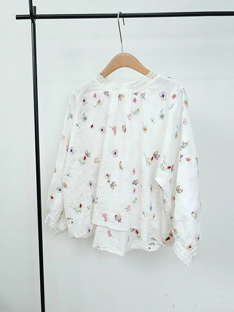 Camisa de mujer con cuello de encaje de ramio y bordado floral de primavera