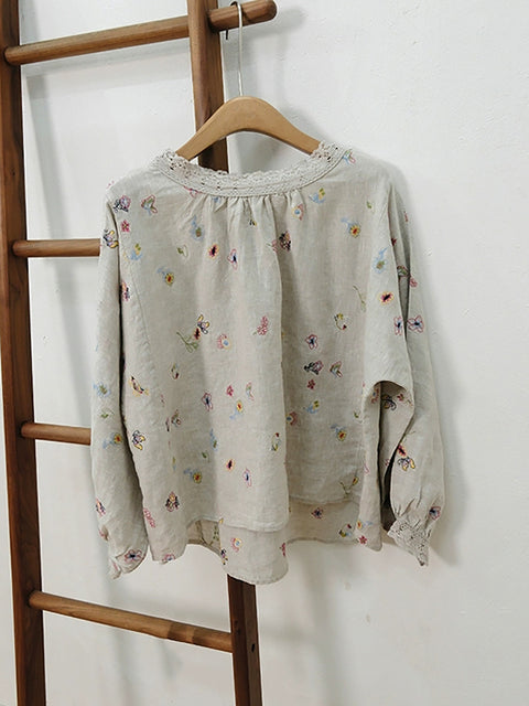 Camisa de mujer con cuello de encaje de ramio y bordado floral de primavera