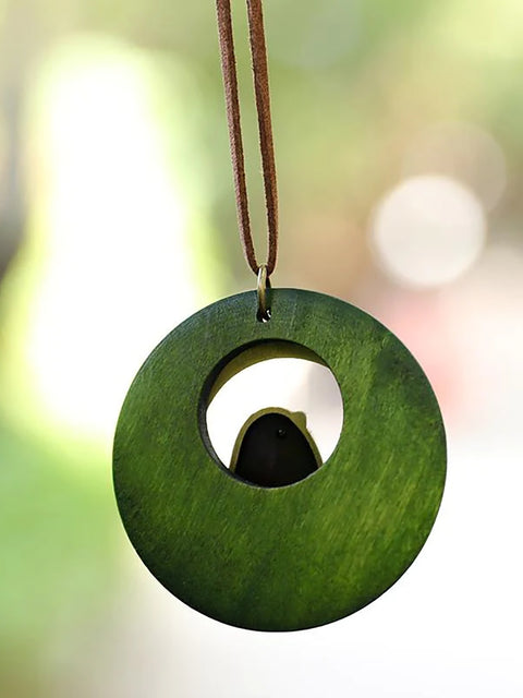 Lindo collar con colgante de madera redondo con forma de pájaro de metal